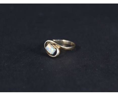 A 9ct gold opal set ring, size P