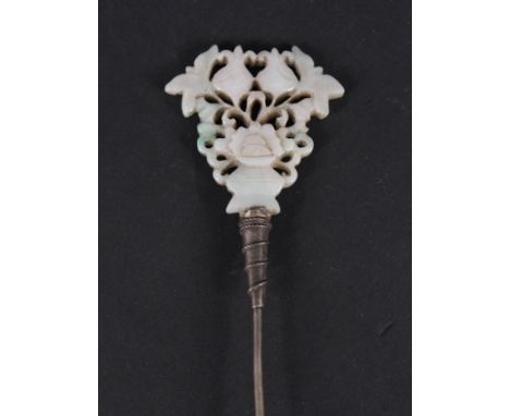 A hat pin with carved jade mount in the form of a basket of flowers