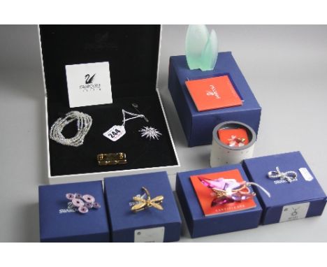 A QUANTITY OF SWAROVSKI BROOCHES AND PENDANTS