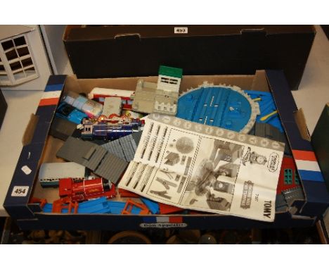 A QUANTITY OF UNBOXED AND ASSORTED THOMAS THE TANK ENGINE AND UNDERGROUND ERNIE ITEMS