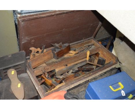 A CARPENTERS TOOL CHEST CONTAINING VINTAGE TOOLS, including wooden moulding planes, saws, chisels etc