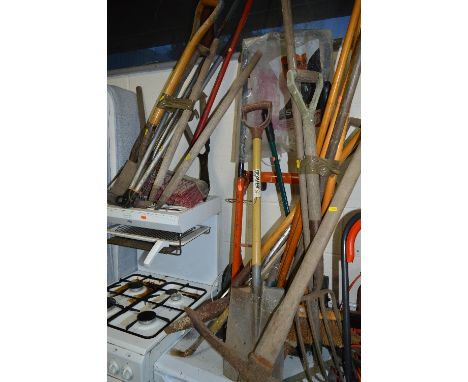 A QUANTITY OF GARDEN TOOLS