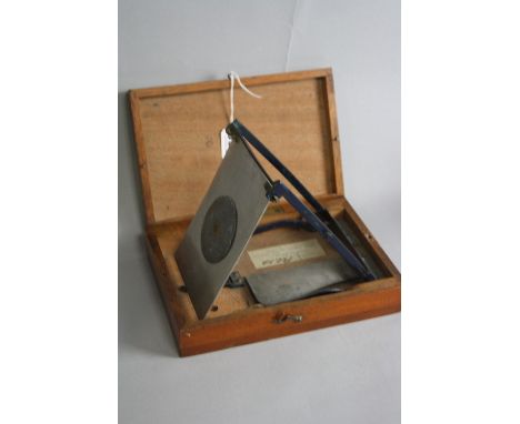 AN EARLY 20TH CENTURY MAHOGANY CASED SCIENTIFIC INSTRUMENT, possibly a metrological wind measurer, the removable lid enclosin