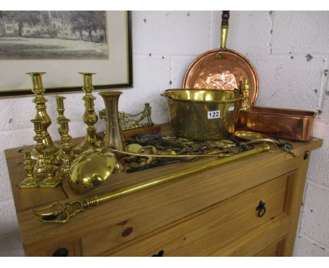 Good collection of brass & copper to include Jam pan, early powder flask and extending toast fork