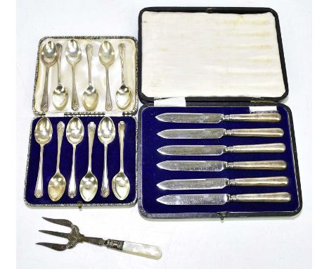 WALKER &amp; HALL; a set of twelve George the V hallmarked silver golfing teaspoons, stamped Sheffield 1933, also a cased set