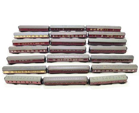 A mixed collection of OO gauge carriages to include Mainline, Hornby, Bachmann and Lima.