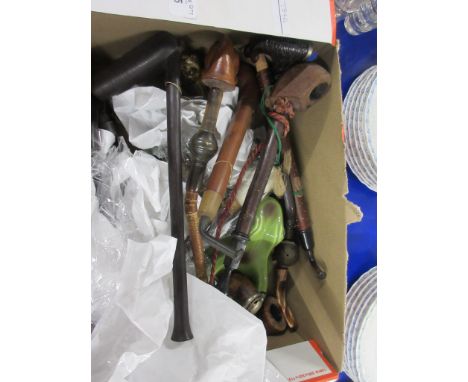 QUANTITY OF MIXED VINTAGE MAINLY WOODEN PIPES