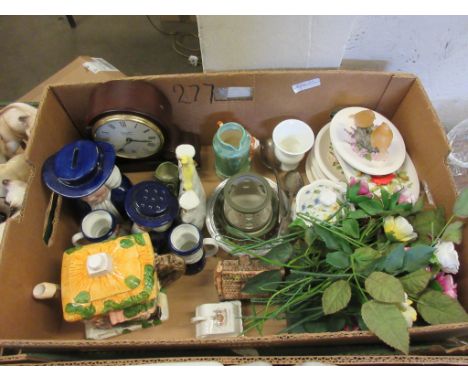 MIXED BOX OF CHINA TO INCLUDE WOODEN SUNS, NOVELTY MONEY BOX AND MANTEL CLOCK ETC