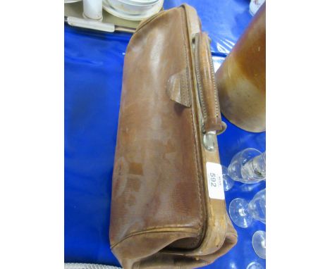 VINTAGE LEATHER DOCTOR’S TYPE BAG
