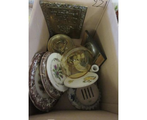 BOX OF CLEARANCE ITEMS INCLUDING A 1960S METAMEC MANTEL CLOCK, PLATES, ETC