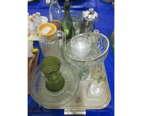 TRAY CONTAINING MIXED GLASS WARE INCLUDING FRUIT BOWLS, VINTAGE LEMONADE BOTTLES ETC