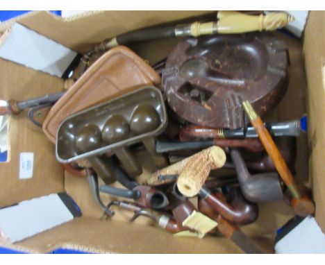 BOX CONTAINING MIXED VINTAGE MAINLY WOODEN PIPES TO INCLUDE POSSIBLY BAKELITE ASHTRAY