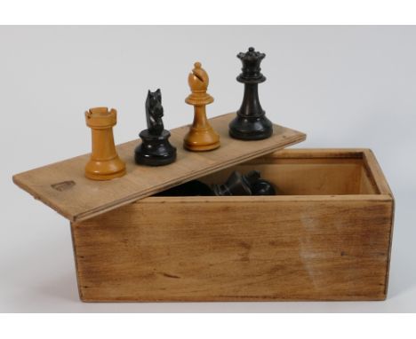 Vintage wood chess set in light and dark wood: in wood case.
