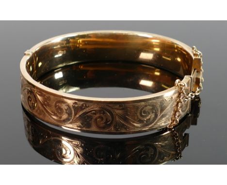 9ct gold bangle: 18.7g.