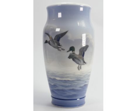 Royal Copenhagen large vase decorated with flying Mallard ducks 2040: Height 33.5cm.