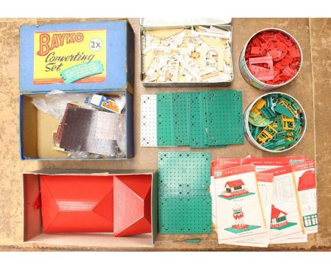 Bayko: A collection of assorted boxed and unboxed Bayko to include: Converting Set 2X and others. Generally in good condition