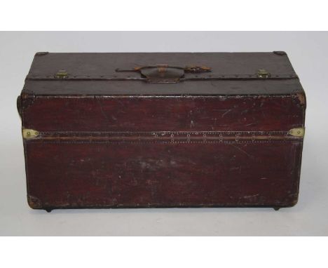 A Louis Vuitton circa 1905 natural tan leather Idéale travelling trunk, having integral stitched leather end carry handles, t