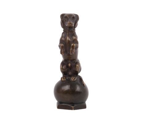 AUFWARTENDER DACKEL Anfang 20.Jh., Bronze, patiniert, H: 10 cm. Leichte Altersspuren.| A DACHSHUNDEarly 20th century, bronze,