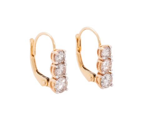 Ohrhänger mit je 3 Brillanten, alle 6 Steine zus. ca. 1 ct, ca. GW (K-L)/P2, GG 14K, 3 g, L: 1,8 cm, 20. Jh., guter Erhalt. |