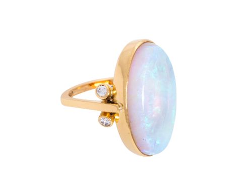 Ring mit feinem Edelopal und 4 Brillanten zus. ca. 0,4 ct, gute Farbe und Reinheit, Opal oval 27x15 mm, blau-grün, GG 21,6K, 