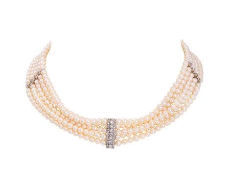 Perlenhalsband mit Diamantstegen, zus. ca. 0,71 ct, im Brillant- und Achtkantschliff, gute Farbe und Reinheit, Platin, Schlie