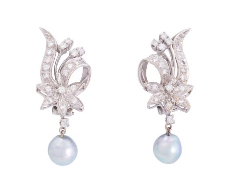 Ohrclips floral mit Brillanten von zus. ca. 1,02 ct, gute Farbe und Reinheit, abhängend Brillant mit Zuchtperle, evtl später 