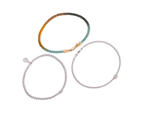Konvolut aus 3 Armbändern, tlw. mit Brillanten zus. ca. 0,2 ct, WG und GG 18K, 13,9 g, L: 18 cm, 1x mit farbigem Flechtband, 