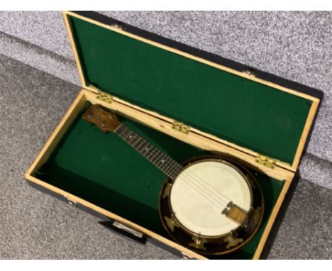 Vintage vega style Banjo with protective hardcase