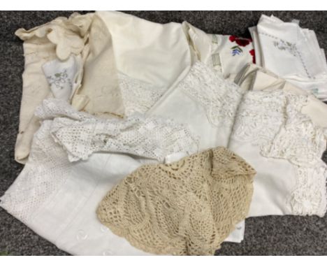 Box of miscellaneous vintage Linen