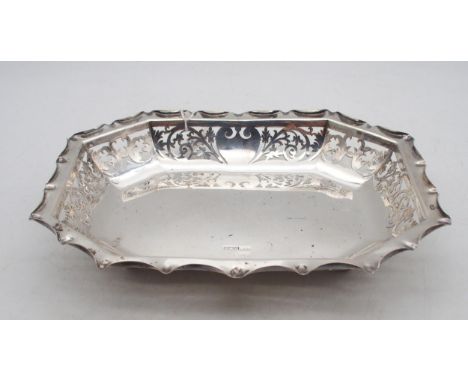 A George V silver basket, by&nbsp;R F Mosley &amp; Co, Sheffield 1916, of octagonal form, with shaped inverted border, the bo