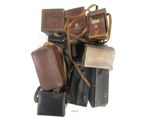 Assorted vintage box Brownie and folding Plate cameras, including models by Kodak, Feca, Agfa, Voigtlander and others Conditi