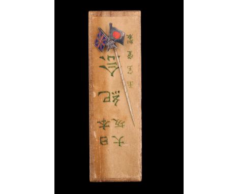 An Anglo-Japanese Alliance period enamelled crossed Union and Hinomaru flags stick pin badge, in wooden case with printed lab