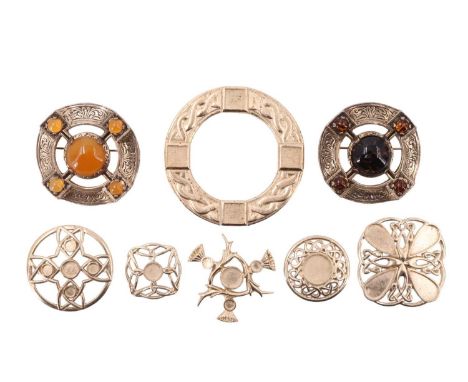 A pair of costume jewellery plaid brooches together with six gilt-metal plaid brooch blanks, brooches 5 cm diameter