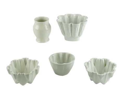 Four ceramic jelly moulds, comprising two Maling, a Shelley and one other, together with a similar Maling vase, tallest 13 cm