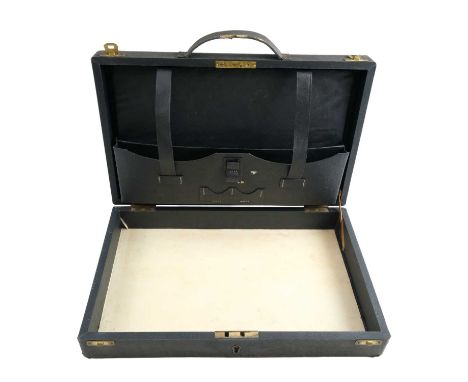 A vintage briefcase / despatch box, 35.5 x 22.5 x 7 cm