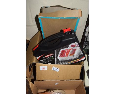 BOX OF MIXED ITEMS TO INCLUDE UNITED STATES JIGSAW PUZZLE, TRAILER LIGHT KIT AND A TORCH