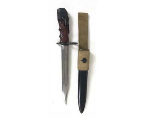 British No7 Mk1/L Bowie Bayonet.  A good clean example with single edged Bowie blade with central fuller.  Steel large muzzle