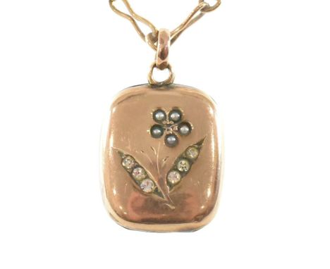 An antique 9ct gold necklace chain and pendant locket. The chain comprised of peanut and cable links united by a spring ring 