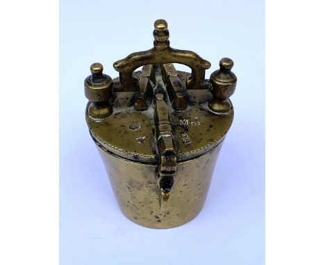 Gewichtssatz 4 Pfund, Messing, Nürnberg, 18./19. Jahrhundert. Meisterpunze eines Kelches, geschlagen von Johann Erasmus Fleis