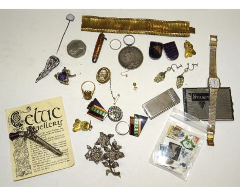 A gold-plated bracelet, a small cameo brooch portraying Shakespeare, a small quantity of paste and other jewellery, a Victori
