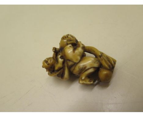 A carved 19th / early 20th century ivory Netsuke of traveller and child, 5cm tall in good condition 