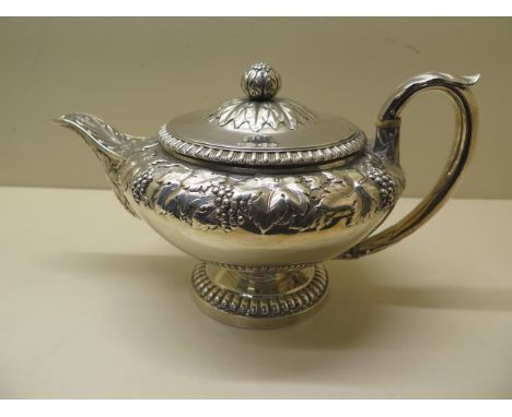 A good Scottish silver teapot with vine and grape decoration, Robert Grey &amp; Son Glasgow 1821, approx 30.5 troy oz, in gen