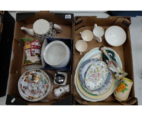 A mixed collection of items including boxed Royal Winton vase, Franklin Mint decorative plates etc (2 trays)