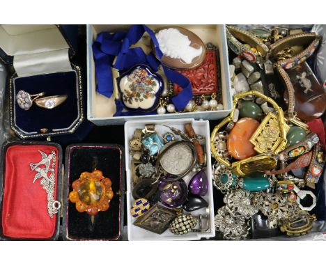 Mixed jewellery including an Edwardian white opal and diamond ring, an amber brooch, a cameo and other jewellery.