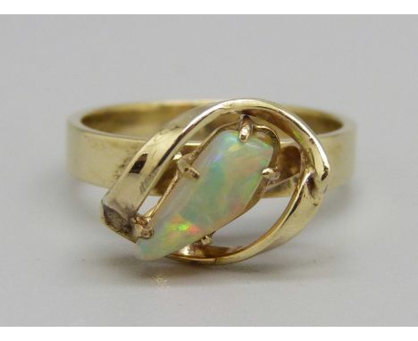 A 9ct gold Ethiopian opal ring, 3.4g, N 