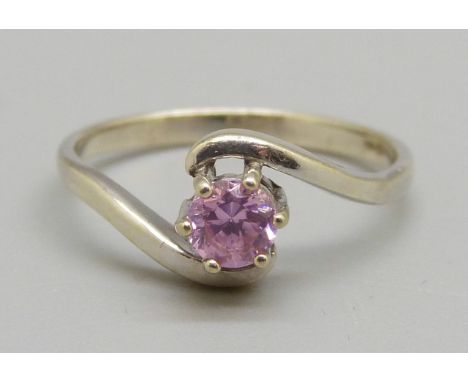 A 9ct white gold and pink stone ring, 1.6g, K 