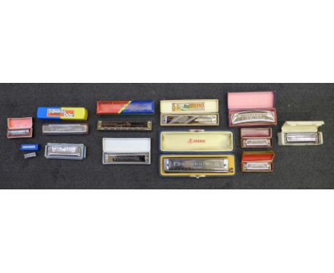 A quantity of twelve Hohner harmonicas including pocket, Puck and miniature 