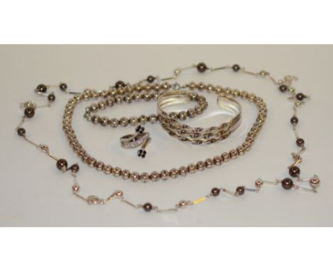 A small quantity of silver jewellery, to include matching bead necklace and bracelet set, paste set ring, bangle and further 