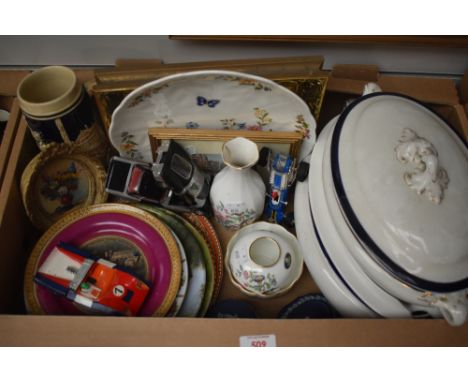 Four Aynsley 'Pembroke' design items including a dodecagon shaped vase, a little posy pot, sugar bowl and large plate, two tu