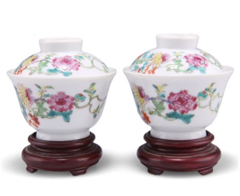 A PAIR OF CHINESE FAMILLE ROSE CUPS AND COVERS, probably 19th Century, each enamel painted with flowers and foliage, on woode